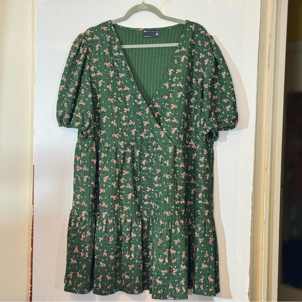 ASOS Design Curve Textured Faux Wrap Mini Dress With Peplum - Picture 4 of 14